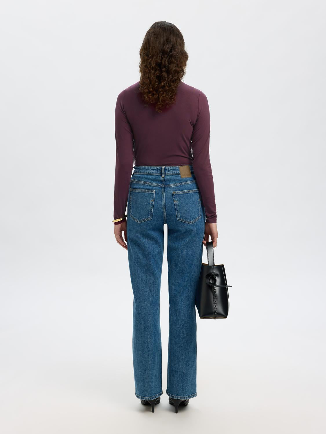 model_shot-back